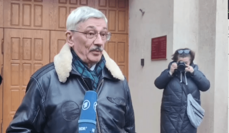 Олег Орлов у здания суда. Стоп-кадр видео RusNews от 21.02.23, https://t.me/rusnews/49009 Олег Орлов у здания суда. Стоп-кадр видео RusNews от 21.02.23, https://t.me/rusnews/49009