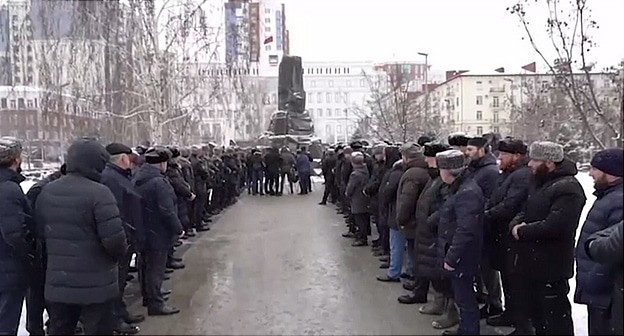 Участники митинга памяти жертв депортации в Чечне. Кадр видео из телеграм-канала Магомеда Даудова https://t.me/s/MDaudov_95 Участники митинга памяти жертв депортации в Чечне. Кадр видео из телеграм-канала Магомеда Даудова https://t.me/s/MDaudov_95