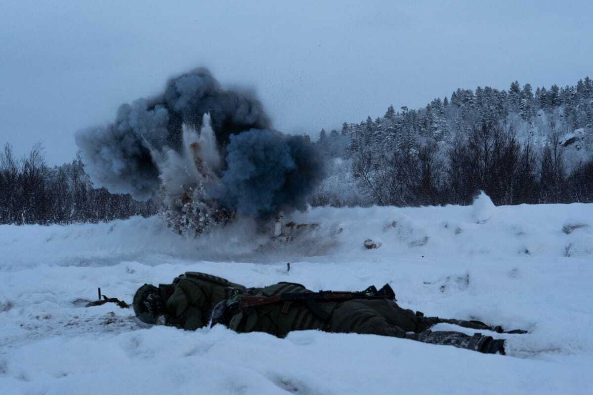 Военные инженеры укрываются от взрыва. Фото: сайт Минобороны РФ Военные инженеры укрываются от взрыва. Фото: сайт Минобороны РФ
