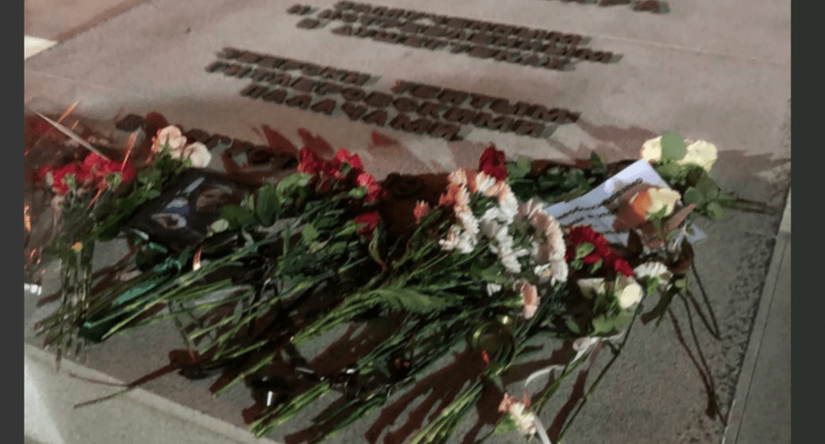 Цветы у памятника жертвам фашизма в Краснодаре. Скриншот фото из Telegram-канала "Протокол. Краснодар" от 16.02.24, https://t.me/protokol_band/3894 Цветы у памятника жертвам фашизма в Краснодаре. Скриншот фото из Telegram-канала "Протокол. Краснодар" от 16.02.24, https://t.me/protokol_band/3894