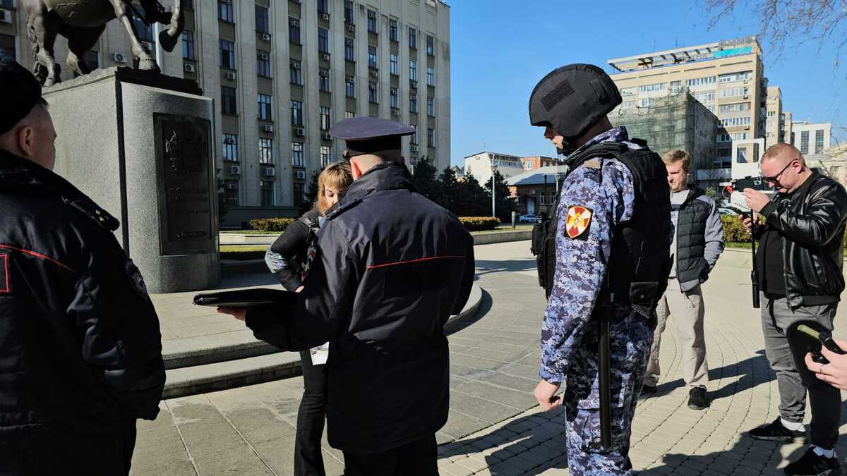 Анна Губанова на одиночном пикете у администрации края с окружившими ее сотрудниками правоохранительных органов. Фото предоставлено участниками пикета Анна Губанова на одиночном пикете у администрации края с окружившими ее сотрудниками правоохранительных органов. Фото предоставлено участниками пикета