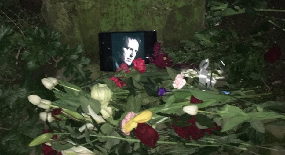 Цветы и фотография Алексея Навального у памятника жертвам политрепрессий в Сочи. 17 февраля 2024 года. Фотография предоставлена "Кавказскому узлу" одним из сочинских активистов. Цветы и фотография Алексея Навального у памятника жертвам политрепрессий в Сочи. 17 февраля 2024 года. Фотография предоставлена "Кавказскому узлу" одним из сочинских активистов.