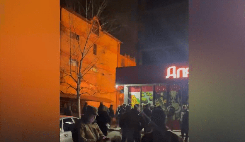 Сполох от обстрелов в Карабулаке. Стоп-кадр видео "Известий" от 02.03.24, https://t.me/izvestia/162920 Сполох от обстрелов в Карабулаке. Стоп-кадр видео "Известий" от 02.03.24, https://t.me/izvestia/162920