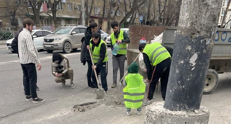 Жители Махачкалы делают ямочный ремонт. Скриншот публикации https://www.instagram.com/stories/hasbulla.hushetskiy/ (деятельность компании Meta (владеет Facebook, Instagram и WhatsApp) запрещена в России) Жители Махачкалы делают ямочный ремонт. Скриншот публикации https://www.instagram.com/stories/hasbulla.hushetskiy/ (деятельность компании Meta (владеет Facebook, Instagram и WhatsApp) запрещена в России)