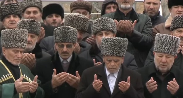 Ингушские старейшины записывают видеообращение к балкарскому народу по случаю 80-й годовщины его выселения в Среднюю Азию. Кадр из видео канала 
Magas Times https://www.youtube.com/watch?v=72AsFIXQCE4 (деятельность компании Meta (владеет Facebook, Instagram и WhatsApp) запрещена в России)