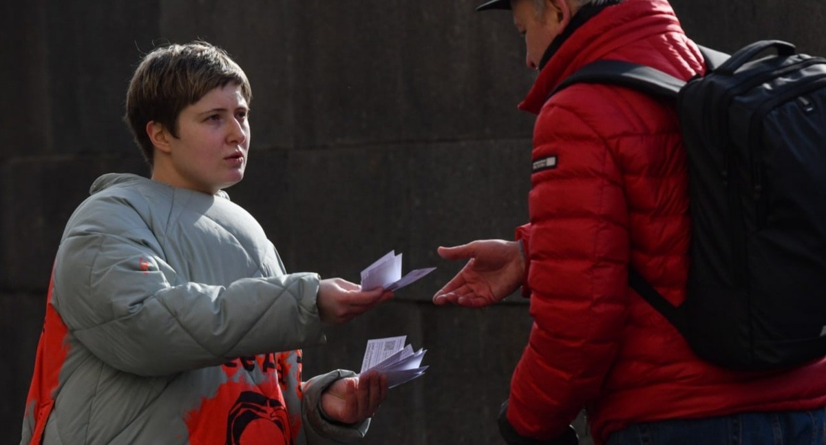 Лена Патяева вручает прохожему в Санкт-Петербурге листовку об исчезновении Седы Сулеймановой. 8 марта 2024 года. Фото: Sota https://t.me/sotaproject/76335 Лена Патяева вручает прохожему в Санкт-Петербурге листовку об исчезновении Седы Сулеймановой. 8 марта 2024 года. Фото: Sota https://t.me/sotaproject/76335