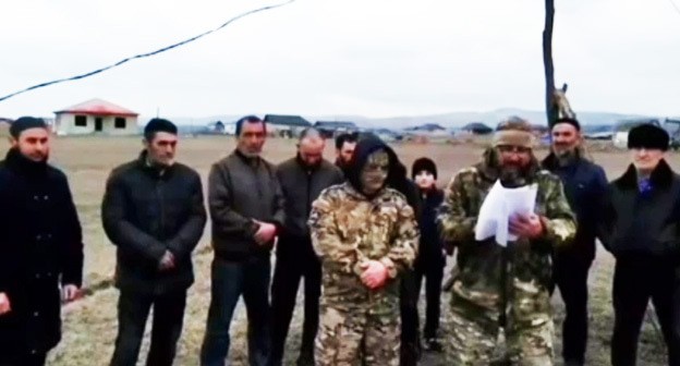 Мурад Эсмурзиев (в центре) зачитывает обращение к Путину. Кадр видеообращения, опубликованного "Фортангой" https://t.me/fortangaorg/17448 Мурад Эсмурзиев (в центре) зачитывает обращение к Путину. Кадр видеообращения, опубликованного "Фортангой" https://t.me/fortangaorg/17448