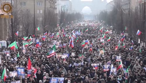 Участники митинга в поддержку Путина в Чечне. Стоп-кадр видео из Telegram-канала Рамзана Кадырова от 10.03.24, https://t.me/RKadyrov_95/4579