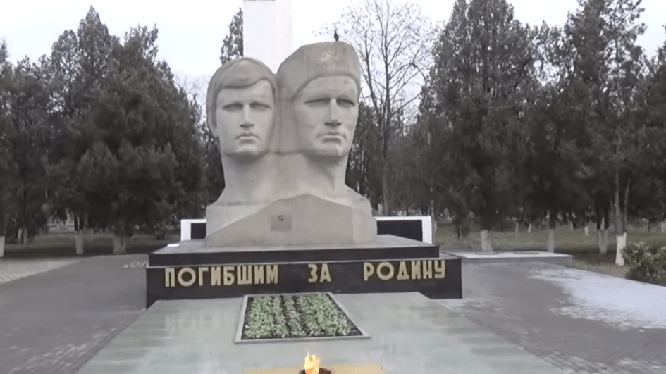 Памятник павшим воинам в Прохладном. Стоп-кадр видео "Кавказского узла", https://www.youtube.com/watch?v=SSq_so6nKnE&t=62s Памятник павшим воинам в Прохладном. Стоп-кадр видео "Кавказского узла", https://www.youtube.com/watch?v=SSq_so6nKnE&t=62s