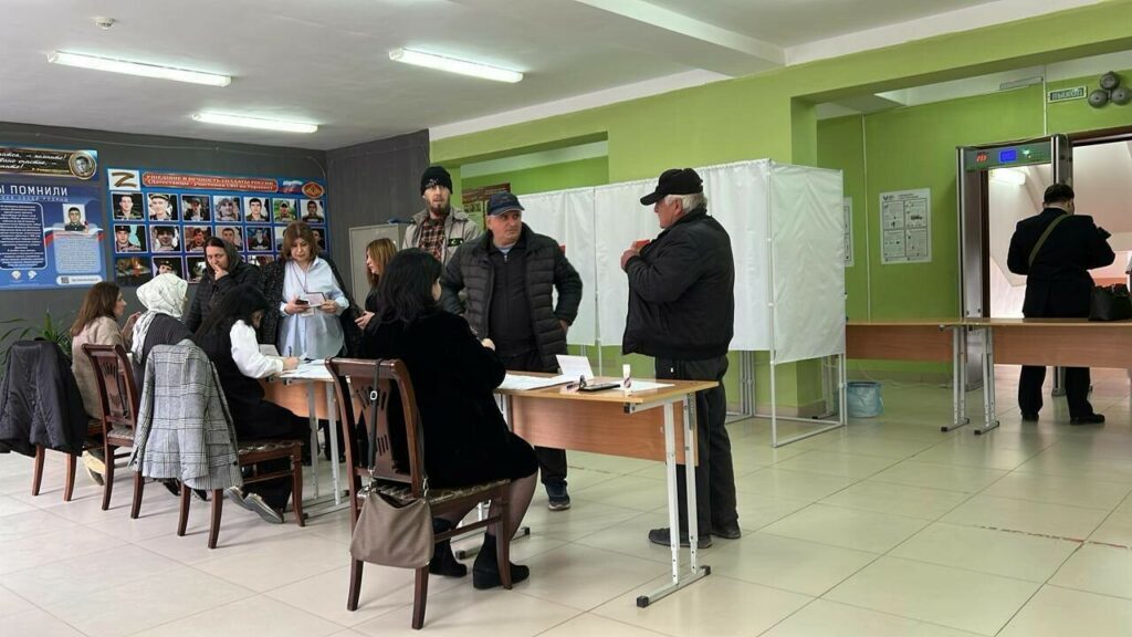Голосование на избирательном участке в Махачкале. Фото: https://yoldash.ru Голосование на избирательном участке в Махачкале. Фото: https://yoldash.ru