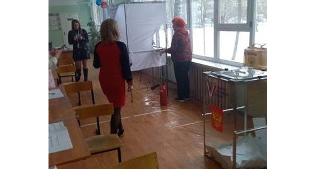 Избирательные урны залиты зеленкой в Ростовской и Волгоградской областях. Скриншот видео https://t.me/rusnews/50533 Избирательные урны залиты зеленкой в Ростовской и Волгоградской областях. Скриншот видео https://t.me/rusnews/50533