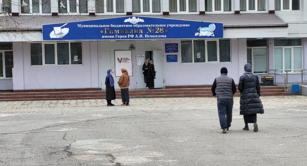 Люди около избирательного участка № 1131 в Махачкале. 16 марта 2024 года. Фото Олега Ионова для "Кавказского узла". Люди около избирательного участка № 1131 в Махачкале. 16 марта 2024 года. Фото Олега Ионова для "Кавказского узла".