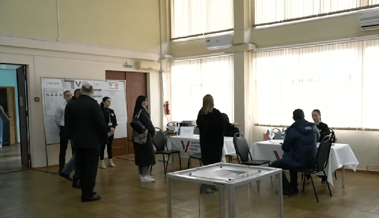 Избирательный участок на Кубани. Стоп-кадр видео телеканала "Краснодар" от 15.03.24, https://tvkrasnodar.ru/tv/ Избирательный участок на Кубани. Стоп-кадр видео телеканала "Краснодар" от 15.03.24, https://tvkrasnodar.ru/tv/