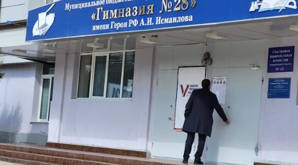 Около участка для голосования № 1131 в Махачкале. 17 марта 2024 года. Фото Олега Ионова для "Кавказского узла". Около участка для голосования № 1131 в Махачкале. 17 марта 2024 года. Фото Олега Ионова для "Кавказского узла".