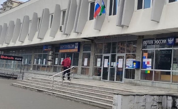 Около участка для голосования нет очередей. Нальчик, 17 марта 2024 года. Фото корреспондента "Кавказского узла". Около участка для голосования нет очередей. Нальчик, 17 марта 2024 года. Фото корреспондента "Кавказского узла".