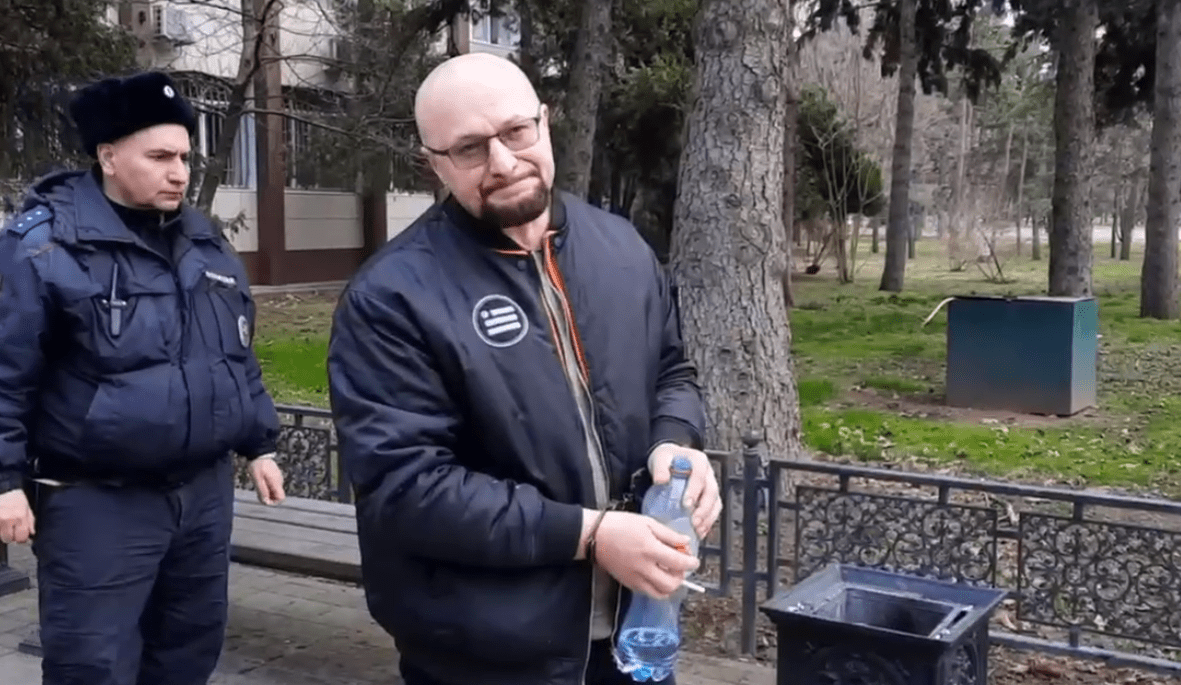 Руслан Хубаев у здания суда. Стоп-кадр видео RusNews от 17.03.24, https://t.me/rusnews/50714 Руслан Хубаев у здания суда. Стоп-кадр видео RusNews от 17.03.24, https://t.me/rusnews/50714