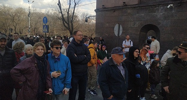Возле избирательного участка в Ереване. Фото Армине Мартиросян для "Кавказского узла" Возле избирательного участка в Ереване. Фото Армине Мартиросян для "Кавказского узла"