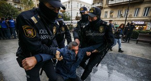 Задержание активиста сотрудниками полиции. Баку, 15 ноября 2022 г. Фото Азиза Каримова для 