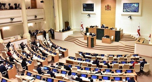 Заседание парламента Грузии. Фото: https://report.az/ru/v-regione/zasedanie-parlamenta-gruzii-projdet-na-fone-akcii/
Заседание парламента Грузии. Фото: https://report.az/ru/v-regione/zasedanie-parlamenta-gruzii-projdet-na-fone-akcii/