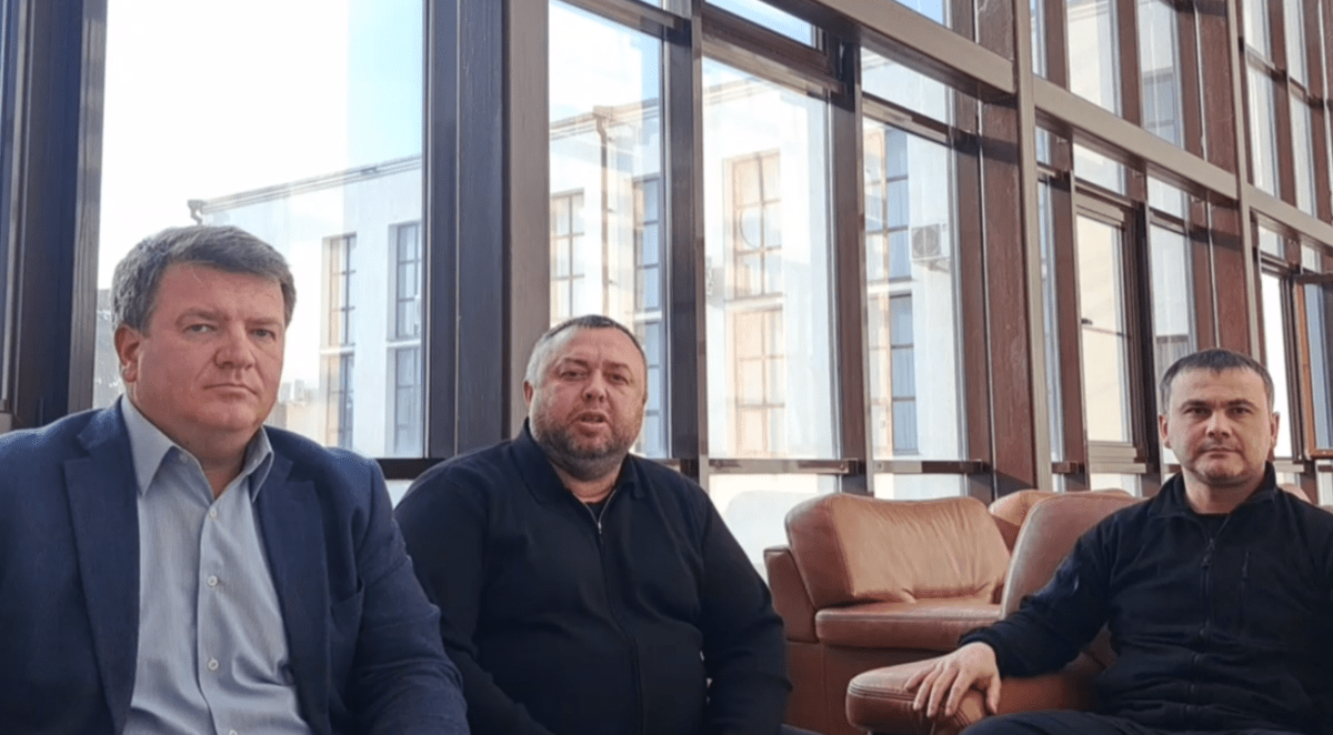 Давид Санакоев (слева), Дзамболат Медоев (в центре) и Гарри Мулдаров. Стоп-кадр видео из Telegram-канала партии "За справедливость" от 13.03.24, https://t.me/za_spravedlivost_MG/29 Давид Санакоев (слева), Дзамболат Медоев (в центре) и Гарри Мулдаров. Стоп-кадр видео из Telegram-канала партии "За справедливость" от 13.03.24, https://t.me/za_spravedlivost_MG/29