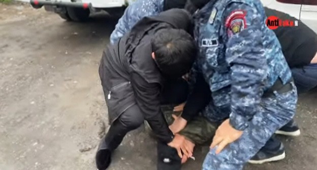 Задержание Нарека Самсоняна. Скриншот видео htpps://www.youtube.com/watch&v=1inK1X0rxL4&1=1s Задержание Нарека Самсоняна. Скриншот видео htpps://www.youtube.com/watch&v=1inK1X0rxL4&1=1s