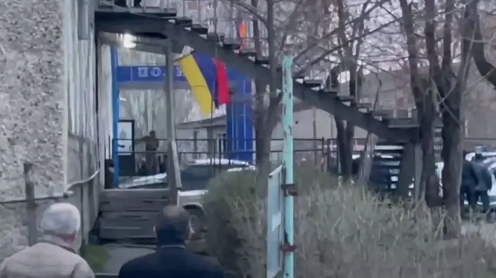 Нападение на полицейский участок. Ереван, 24 марта 2024 г. Скриншот видео https://tengrinews.kz/world_news/armenii-nazvali-prichinu-napadeniya-politseyskiy-uchastok-530103/ Нападение на полицейский участок. Ереван, 24 марта 2024 г. Скриншот видео https://tengrinews.kz/world_news/armenii-nazvali-prichinu-napadeniya-politseyskiy-uchastok-530103/