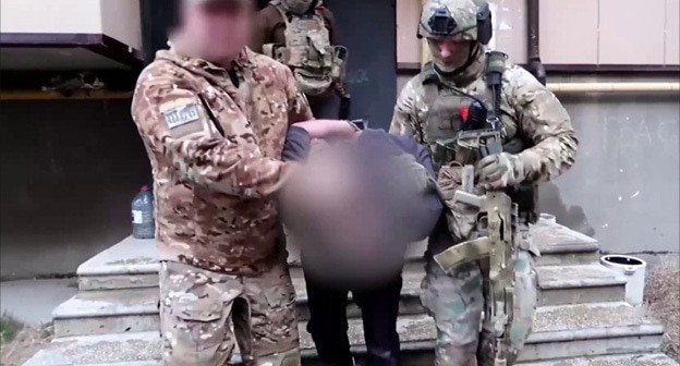 Кадр задержания подозреваемых в подготовке теракта в Дагестане. Фото: ФСБ России Кадр задержания подозреваемых в подготовке теракта в Дагестане. Фото: ФСБ России