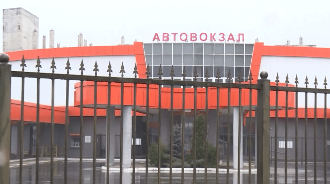 Южный автовокзал в Нальчике. Стоп-кадр видео "Вести КБР" от 01.04.23, https://rutube.ru/video/c80e88f6cc281a46d4114ca81a2d3724/ Южный автовокзал в Нальчике. Стоп-кадр видео "Вести КБР" от 01.04.23, https://rutube.ru/video/c80e88f6cc281a46d4114ca81a2d3724/