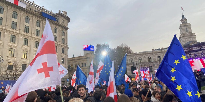 Флаги Грузии и ЕВ. Фото: https://sova.news/2023/12/15/gruziya-prazdnuet-prisvoenie-statusa-kandidata-v-es/ включен в реестр инагентов Флаги Грузии и ЕВ. Фото: https://sova.news/2023/12/15/gruziya-prazdnuet-prisvoenie-statusa-kandidata-v-es/ включен в реестр инагентов
