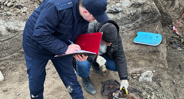 Массовое захоронение около бывшей ковровой фабрики в Ходжалы. Фото: https://musavat.com/ru/news/v-hodzhaly-obnaruzhili-ostanki-eshe-odnogo-nesovershennoletnego_1049187.html Массовое захоронение около бывшей ковровой фабрики в Ходжалы. Фото: https://musavat.com/ru/news/v-hodzhaly-obnaruzhili-ostanki-eshe-odnogo-nesovershennoletnego_1049187.html