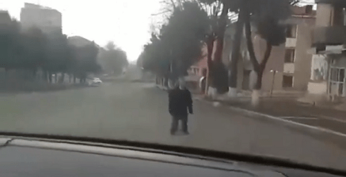 Кадр видео с пожилым армянином-инвалидом, оставшимся в Степанакерте. https://twitter.com/LindseySnell/status/1777353679630209096
