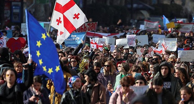 Акция протеста Тбилиси. 11 апреля 2024. Фото: www.ritmeurasia.ru https://www.ritmeurasia.ru Акция протеста Тбилиси. 11 апреля 2024. Фото: www.ritmeurasia.ru https://www.ritmeurasia.ru