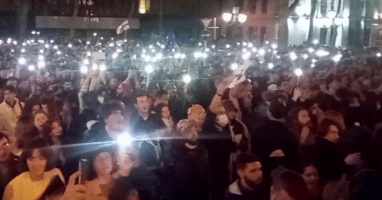 Участники акции протеста у парламента Грузии. Стоп-кадр видео RusNews от 15.04.23, https://t.me/rusnews/52983 Участники акции протеста у парламента Грузии. Стоп-кадр видео RusNews от 15.04.23, https://t.me/rusnews/52983