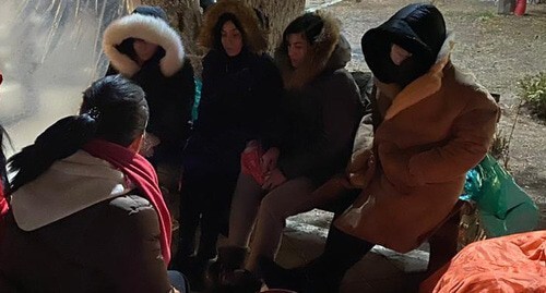Участники акции протеста на Театральной площади в Цхинвале. 6 декабря 2020 года. Фото Анны Джиоевой для "Кавказского узла" У Участники акции протеста на Театральной площади в Цхинвале. 6 декабря 2020 года. Фото Анны Джиоевой для "Кавказского узла"
У