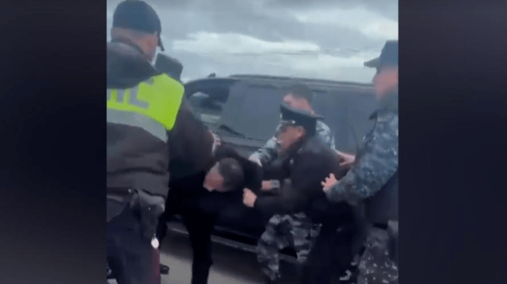 Силовики удерживают водителя на КПП "Герзель". Стоп-кадр видео "Кавказского узла", https://youtu.be/4HBaaINQFp4 Силовики удерживают водителя на КПП "Герзель". Стоп-кадр видео "Кавказского узла", https://youtu.be/4HBaaINQFp4