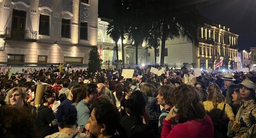 Участники протестов в Тбилиси, фото: https://www.newsgeorgia.ge/bolshego-schastja-ne-sushhestvuet-zurabishvili-poblagodarila-protestujushhih-v-tbilisi/ Участники протестов в Тбилиси, фото: https://www.newsgeorgia.ge/bolshego-schastja-ne-sushhestvuet-zurabishvili-poblagodarila-protestujushhih-v-tbilisi/