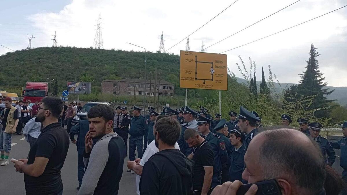 Жители села Воскепар на сходе. Photo : Tavush for the Motherland Жители села Воскепар на сходе. Photo : Tavush for the Motherland