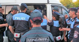 Сотрудники полиции во время задержания. Фото корреспондента "Кавказского узла"