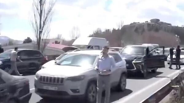 Автотрасса Ереван-Севан, заблокированная протестующими против процесса делимитации границы с Азербайджаном. Апрель 2024 г. Скриншот видео https://ria.ru https://ria.ru/20240423/armeniya-1941735744.html Автотрасса Ереван-Севан, заблокированная протестующими против процесса делимитации границы с Азербайджаном. Апрель 2024 г. Скриншот видео https://ria.ru https://ria.ru/20240423/armeniya-1941735744.html