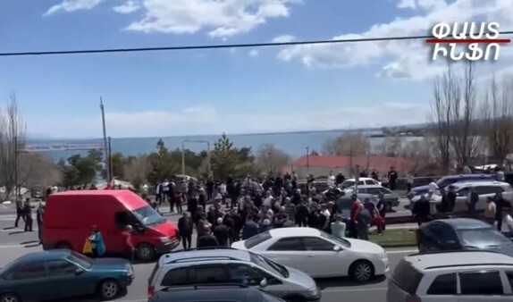 Акция в поддержку жителей Тавушской области, они перекрыли участок трассы Ереван – Севан. Скриншот видео pastinfo.am https://www.youtube.com/watch?v=-W2wOProQx4 Акция в поддержку жителей Тавушской области, они перекрыли участок трассы Ереван – Севан. Скриншот видео pastinfo.am https://www.youtube.com/watch?v=-W2wOProQx4
