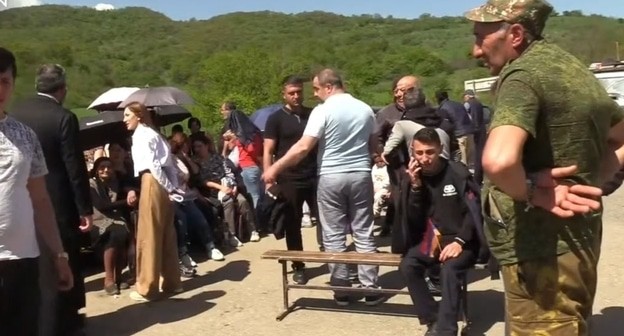 Жители Киранца на дороге. Кадр видеосюжета The Armenian Report https://www.youtube.com/live/5SNXRRQ0JnQ?si=6CZpQXYG9jh_7Q4A Жители Киранца на дороге. Кадр видеосюжета The Armenian Report https://www.youtube.com/live/5SNXRRQ0JnQ?si=6CZpQXYG9jh_7Q4A