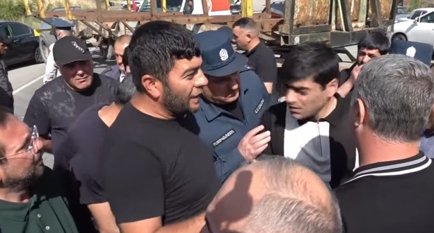 Перекрытие трассы в Армении, стоп-кадр видео NEWS AM https://www.youtube.com/watch?v=rQWnzzh_tAI Перекрытие трассы в Армении, стоп-кадр видео NEWS AM https://www.youtube.com/watch?v=rQWnzzh_tAI