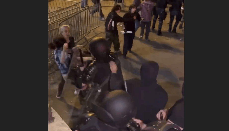 Разгон акции протеста 30 апреля в Тбилиси. Стоп-кадр видео из Telegram-канала Paper Kartuli от 30.04.24, https://t.me/paperkartuli/12376 Разгон акции протеста 30 апреля в Тбилиси. Стоп-кадр видео из Telegram-канала Paper Kartuli от 30.04.24, https://t.me/paperkartuli/12376