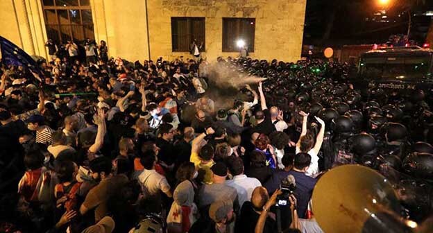 Акция протеста против принятия закона об иноагентах в Грузии. 1 мая 2024 г. Фото: Anna-News https://anna-news.info/v-gruzii-sostoyalis-massovye-aktsii-protesta-protiv-prinyatiya-zakon-ob-inoagentah/ Акция протеста против принятия закона об иноагентах в Грузии. 1 мая 2024 г. Фото: Anna-News https://anna-news.info/v-gruzii-sostoyalis-massovye-aktsii-protesta-protiv-prinyatiya-zakon-ob-inoagentah/