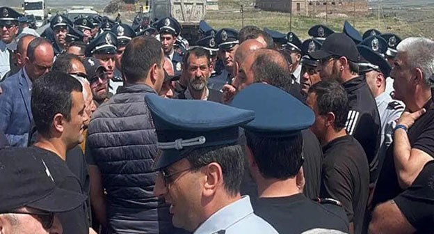 Акция протеста против делимитации границы. Фото: https://ru.apa.az/strani-snq/v-armenii-29-celovek-zaderzany-v-xode-akcii-protesta-protiv-delimitacii-granicy-s-azerbaidzanom-568778 Акция протеста против делимитации границы. Фото: https://ru.apa.az/strani-snq/v-armenii-29-celovek-zaderzany-v-xode-akcii-protesta-protiv-delimitacii-granicy-s-azerbaidzanom-568778