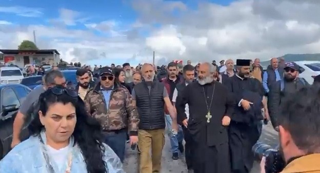 Шествие активистов из Киранца в Ереван. 4 мая 2024 года. Кадр видео, опубликованного агентством "Новости-Армения" https://newsarmenia.am/news/armenia/zhiteli-kirantsa-nachali-shestvie-v-napravlenii-erevana-video/ Шествие активистов из Киранца в Ереван. 4 мая 2024 года. Кадр видео, опубликованного агентством "Новости-Армения" https://newsarmenia.am/news/armenia/zhiteli-kirantsa-nachali-shestvie-v-napravlenii-erevana-video/