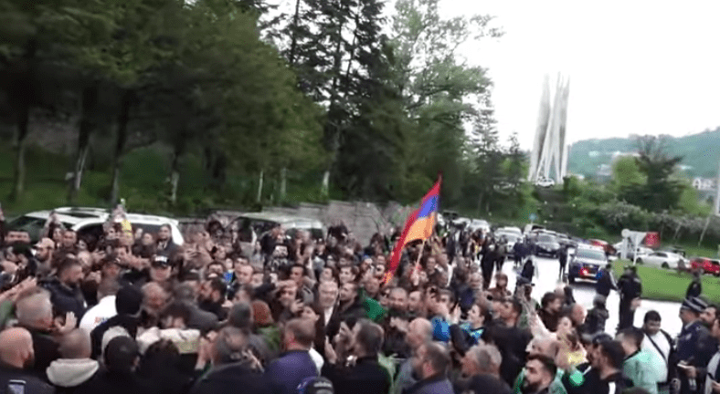 Участников шествия встречают в Дилижане. Стоп-кадр видео News.Am от 05.05.24, https://news.am/rus/news/821567.html Участников шествия встречают в Дилижане. Стоп-кадр видео News.Am от 05.05.24, https://news.am/rus/news/821567.html
