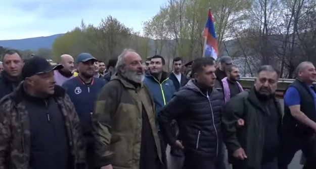 Участники шествия, стоп-кадр видео канала  NEWS AM
https://www.youtube.com/watch?v=chyWlYda88E