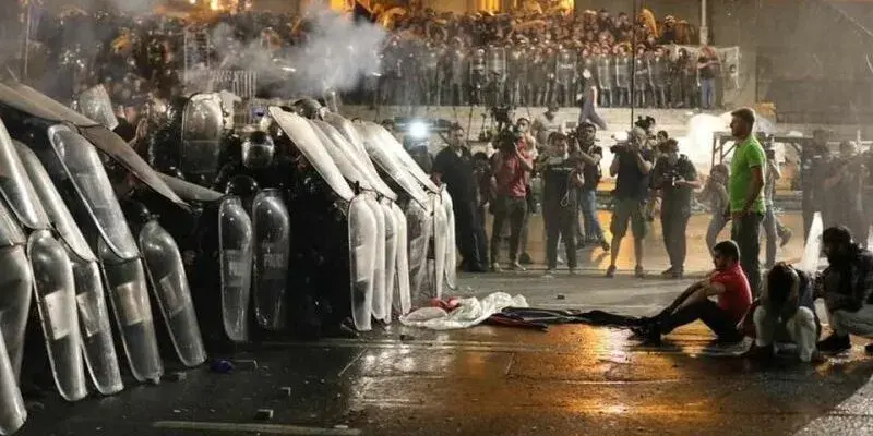 Столкновение силовиков с участниками акции. Июнь 2019 года. Фото: SOVA https://sova.news/2022/06/20/s-nochi-gavrilova-proshlo-tri-goda/ Столкновение силовиков с участниками акции. Июнь 2019 года. Фото: SOVA https://sova.news/2022/06/20/s-nochi-gavrilova-proshlo-tri-goda/