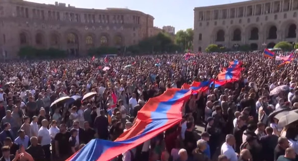 Митинг в Ереване. 9 мая 2024 года. Кадр видео News.am https://www.youtube.com/watch?v=ZqgMQNAukQ8 Митинг в Ереване. 9 мая 2024 года. Кадр видео News.am https://www.youtube.com/watch?v=ZqgMQNAukQ8